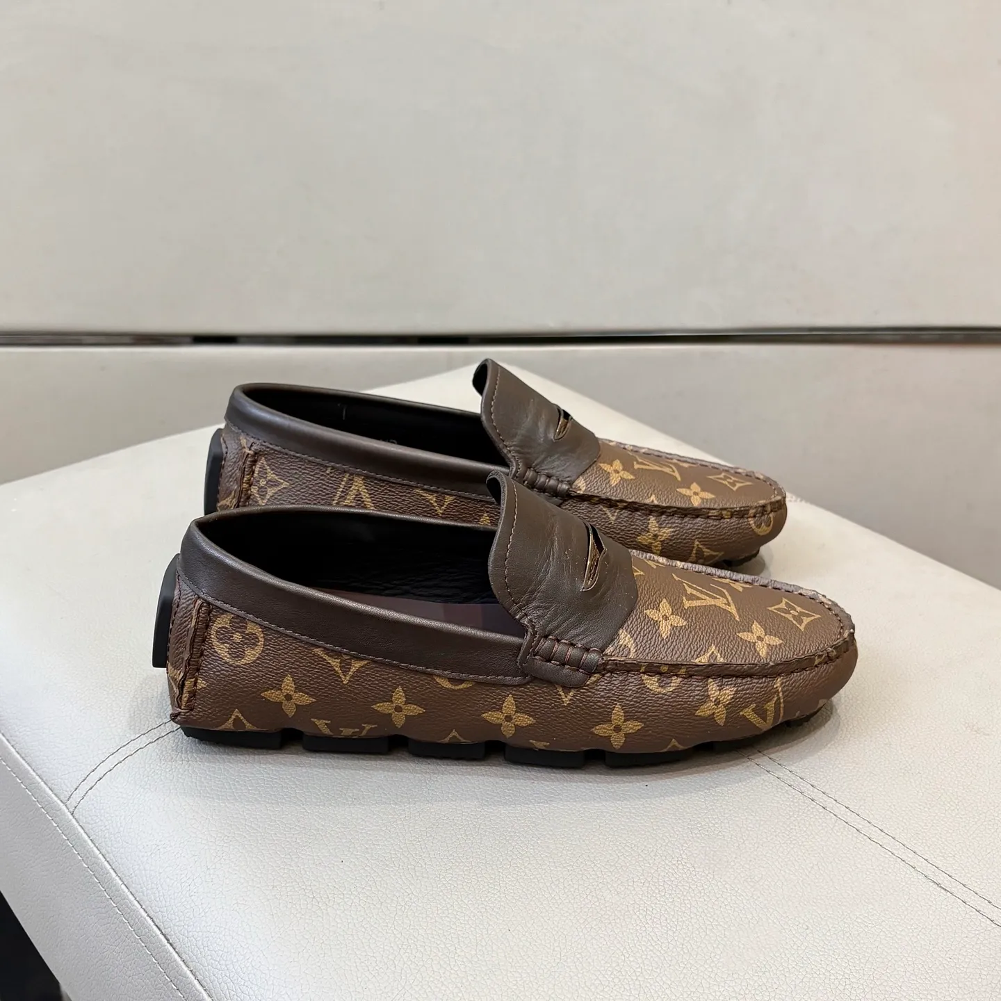 Factory price: 460💰LV men's beanie shoes 2025 official website synchronization <market top version> imported first layer old flower leather/embossed ➕ black cowhide original packaging. Size 38-45